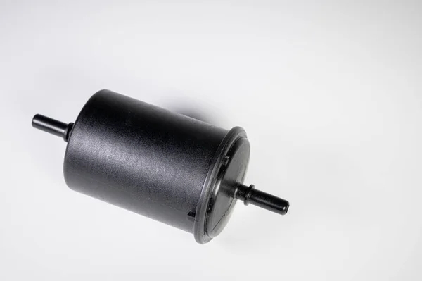 Nouveau filtre à carburant dans un boîtier en plastique noir pour moteurs diesel et essence sur fond gris — Photo