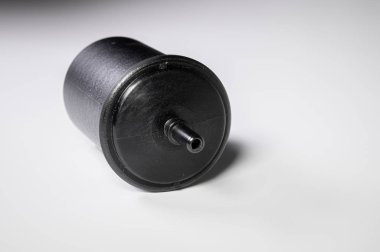 Gri arka planda dizel ve benzin motorları için siyah plastik bir konutta yeni yakıt filtresi