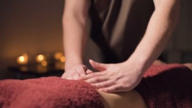 Yakın çekim alan derinliği. Karın antiselülitinin profesyonel elit masajı ve karanlık masaj odasındaki iç organlar için yararlı.