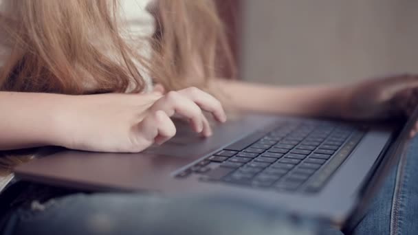 Gros plan faible profondeur de champ d'une petite main de filles sur un clavier d'ordinateur portable. Le concept d'utilisation de la jeune génération de gadgets — Video