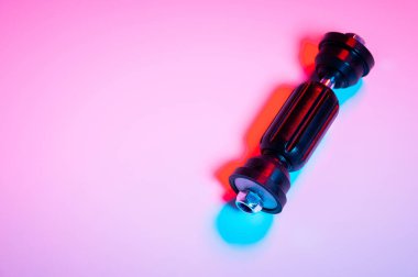 Araba ön süspansiyon anti-roll bar montajı. Çift mavi ışık ile yeni kravat çubuğu