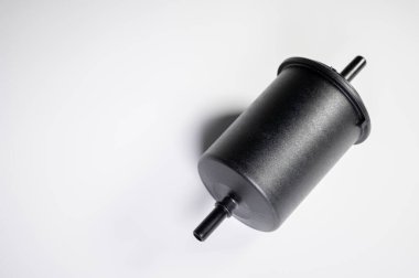 Gri arka planda dizel ve benzin motorları için siyah plastik bir konutta yeni yakıt filtresi