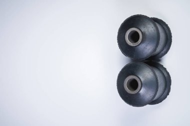 Klasik sessiz engelleme araç süspansiyon kiti. Gri arka planda bir çift. Metal çalılı lastik parçalar.