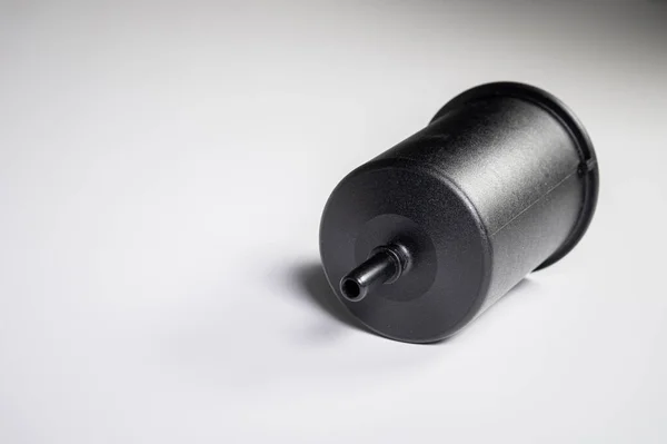 Nuevo filtro de combustible en una carcasa de plástico negro para motores diesel y gasolina sobre fondo gris —  Fotos de Stock