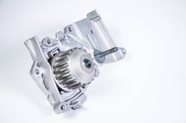 Gri arka planda bir su pompasının motorunu soğutmak için yeni metal otomobil pompası. Araba motoru için yeni yedek parça kavramı