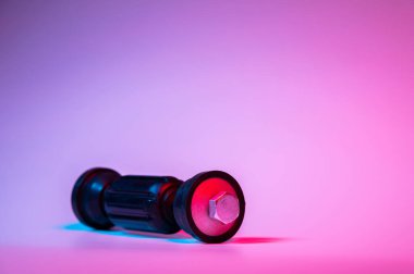 Araba ön süspansiyon anti-roll bar montajı. Çift mavi ışık ile yeni kravat çubuğu