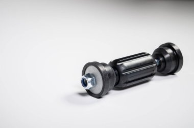 Araba ön süspansiyon anti-roll bar montajı. Gri arkaplanda yeni kravat çubuğu