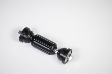 Araba ön süspansiyon anti-roll bar montajı. Gri arkaplanda yeni kravat çubuğu