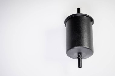 Gri arka planda dizel ve benzin motorları için siyah plastik bir konutta yeni yakıt filtresi