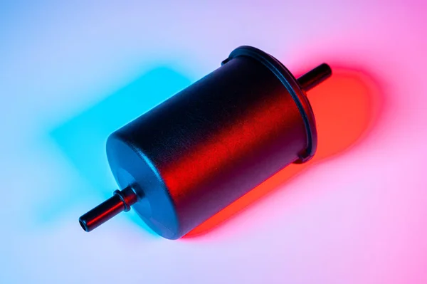 Nuevo filtro de combustible en una carcasa de plástico negro para motores diesel y gasolina con doble luz rojo-azul — Foto de Stock