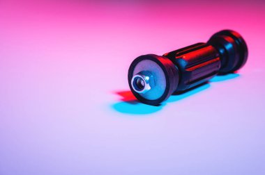 Araba ön süspansiyon anti-roll bar montajı. Çift mavi ışık ile yeni kravat çubuğu