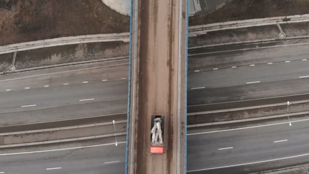 Vue aérienne d'un camion à benne basculante transportant des structures détruites en béton armé jusqu'à une décharge. Bâtir des structures à l'arrière d'un camion 