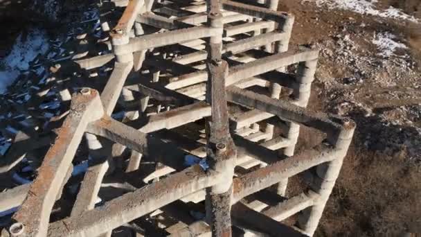 Vue aérienne protection contre la barrière de coulée de boue dans une gorge dans les montagnes. Structure en béton armé pour prévenir la destruction par catastrophe naturelle. Puissante protection contre l'eau et la boue