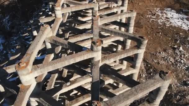 Protezione aerea contro la barriera del flusso di fango in una gola in montagna. Struttura in cemento armato per prevenire la distruzione da calamità naturali. Potente protezione dell'acqua e del fango — Video Stock