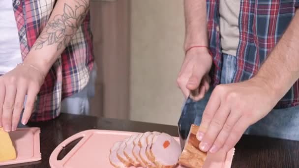 Mann schneidet Fleisch mit großem Messer auf Tafel in Küche in Scheiben. Nahaufnahme — Stockvideo