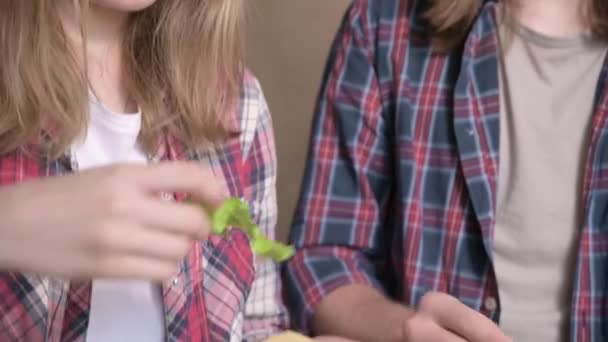 Junge Männer und Frauen kochen Sandwiches. Detail, Nahaufnahme — Stockvideo