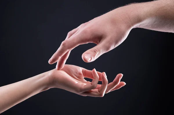 Close-up duas belas mãos de um homem e uma mulher em um gesto suave de toque. O conceito de ternura do toque e sensações táteis . — Fotografia de Stock