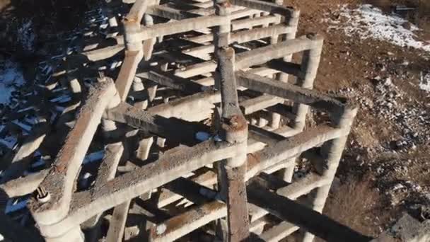 Vzdušná ochrana proti bahenní bariéře v rokli v horách. Zesílená betonová konstrukce, aby se předešlo zkáze přírodní pohromou. Výkonná ochrana vody a bahna — Stock video