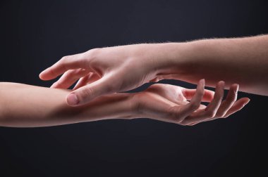 Bir erkeğin iki güzel eli ve bir kadının nazik bir dokunuş jesti. Dokunma ve dokunma duyusu kavramı..