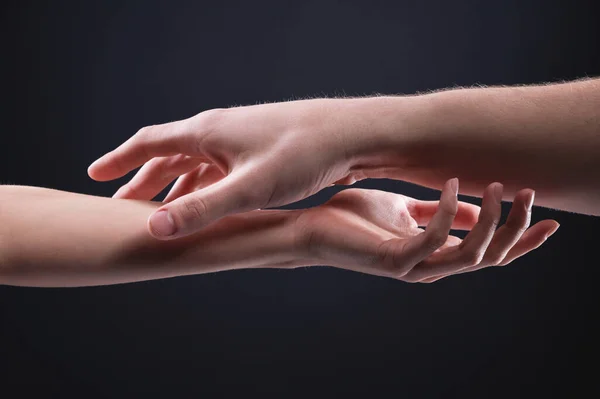 Крупным планом две красивые руки мужчины и женщины нежным жестом прикосновения. Концепция нежности прикосновений и тактильных ощущений . — стоковое фото