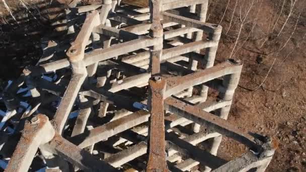 Protección de la vista aérea contra la barrera del flujo de lodo en un desfiladero en las montañas. Estructura de hormigón armado para evitar la destrucción por desastres naturales. Potente protección contra el agua y el barro — Vídeo de stock