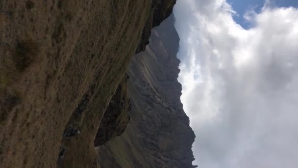 Verticale video panorama van het alpine terrein in de noordelijke Kaukasus, waar de bergen zijn kliffen hemel en lage bewolking. Video voor mobiele toepassingen met verticale oriëntatie — Stockvideo