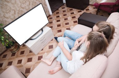 Çekici, genç, uzun saçlı bir çift, izole bir şekilde evde bir kanepede sarılıyorlar ve televizyon izliyorlar. Bir salgın sırasında sevdiklerinle vakit geçirme kavramı..