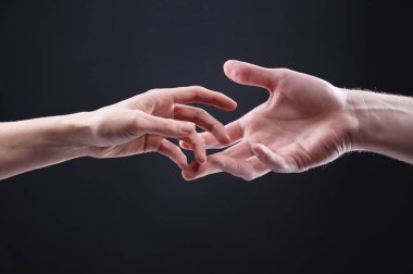 Bir erkeğin iki güzel eli ve bir kadının nazik bir dokunuş jesti. Dokunma ve dokunma duyusu kavramı..