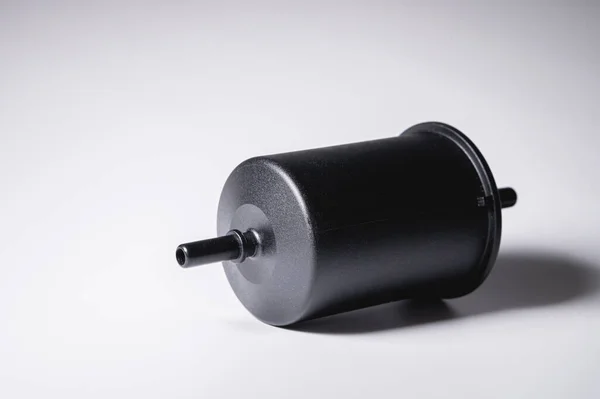 Nytt bränslefilter i svart plasthölje för diesel- och bensinmotorer med grå bakgrund — Stockfoto