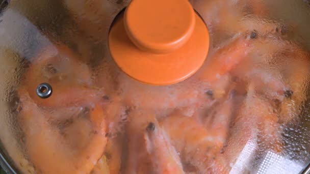 大老虎虾在锅里解冻了.特写。烹调前的准备阶段。煮沸冷冻海鲜 — 图库视频影像