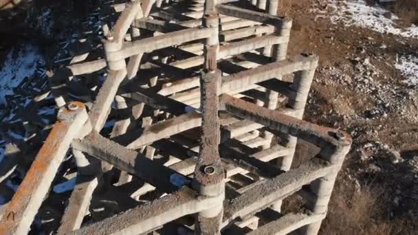 Structures de protection contre la boue dans une gorge de montagne. Structures détruites pour protéger les colonies contre les avalanches et les coulées de boue pendant le réchauffement climatique et saisonnier
