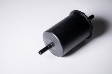 Gri arka planda dizel ve benzin motorları için siyah plastik bir konutta yeni yakıt filtresi