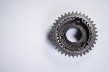 Gri arka planda yeni parçalar. Vites değiştiren tork şanzımanı. Kavramsal olarak mekanik arka plan. Parlak vites kutusu dişleri