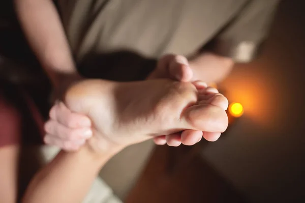 Close-up reflexologie voetmassage. Mannelijke masseur maakt voetmassage voor een vrouwelijke cliënt. Voetverzorging Concept — Stockfoto