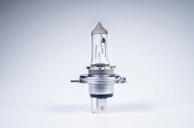 Gri bir gradyan üzerinde soket h4 ile otomobil halojen lamba