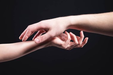 Bir erkeğin iki güzel eli ve bir kadının nazik bir dokunuş jesti. Dokunma ve dokunma duyusu kavramı..