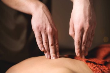 Yaşlı bir kadının eli çok farklı hapları elinde tutuyordu. Uyuşturucu seçimi kavramı ve eski neslin sağlığı