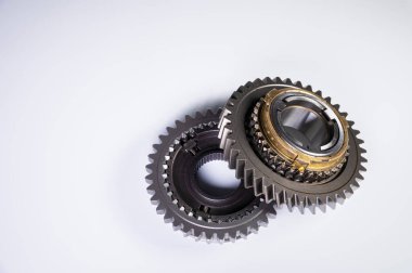 Gri arka planda yeni parçalar. Vites değiştiren tork şanzımanı. Kavramsal olarak mekanik arka plan. Parlak vites kutusu dişleri