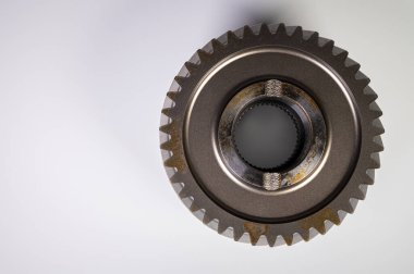 Gri arka planda yeni parçalar. Vites değiştiren tork şanzımanı. Kavramsal olarak mekanik arka plan. Parlak vites kutusu dişleri