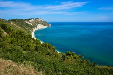 İtalya'nın Marche bölgesinde Adriyatik kıyısı görünümünü. Plaj Mezzavalle şehir Ancona denir..