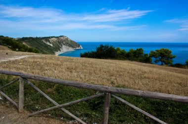 İtalya'nın Marche bölgesinde Adriyatik kıyısı görünümünü. Plaj Mezzavalle şehir Ancona denir..