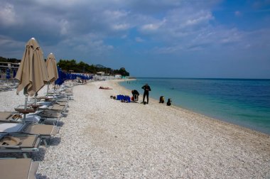 Portonovo Conero Bölge Parkı İtalya içinde Beach'te. Taşlı Adriyatik kıyıları. Bulutlu hava, yağmur geliyor.