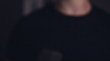 Adam kameraya doğru halter kaldırma 