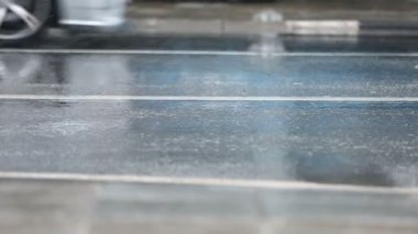 Yağmurda sürüş araba 