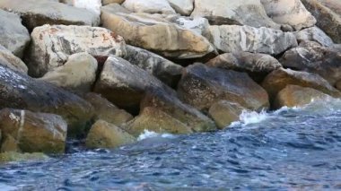 Dalgalar kayalara çarpıyor