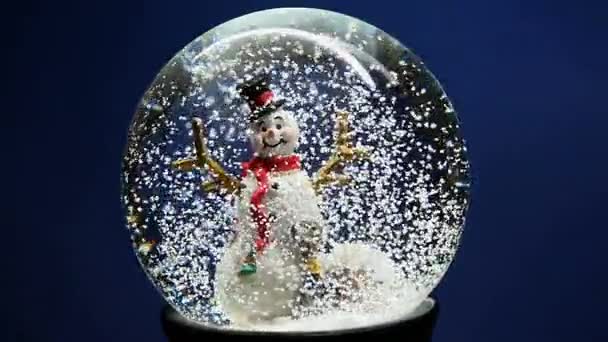 Invierno globo de nieve con muñeco de nieve — Vídeo de stock