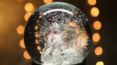 Kardan adam ile kış kar küresi