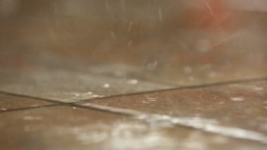 Fayans üzerinde yağmur damlaları