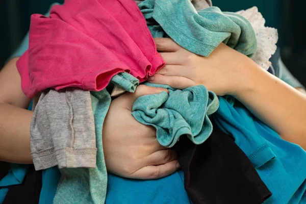 Mãe sobrecarregada com roupa bagunçada — Fotografia de Stock