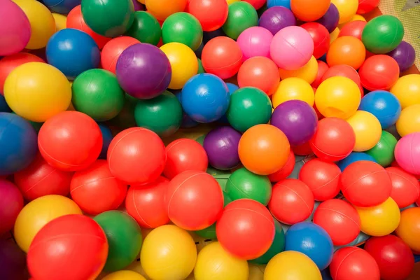 カラフルなプラスチック製のおもちゃのボール — ストック写真